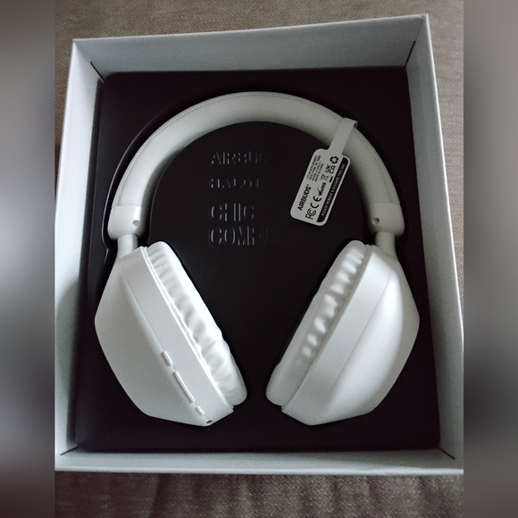 New Never Used Halo 1 Chic Comfort Airbuds Wireless Headphones.